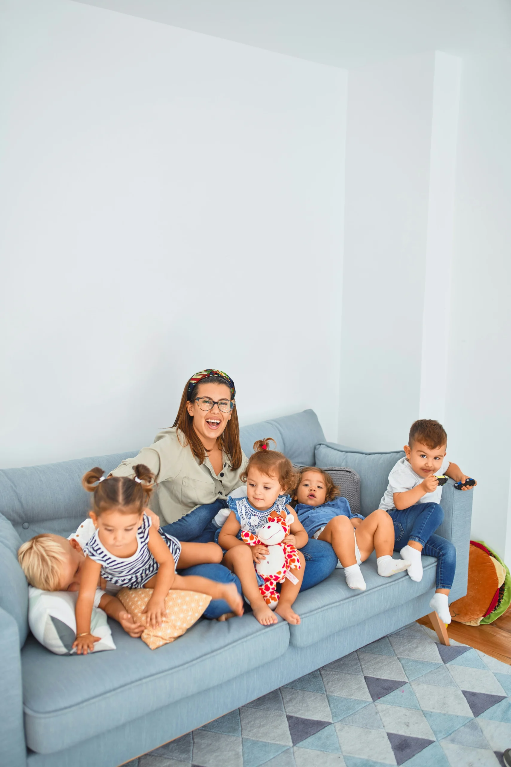 benefits-of-sleeper-sofa-small-space-family-friends