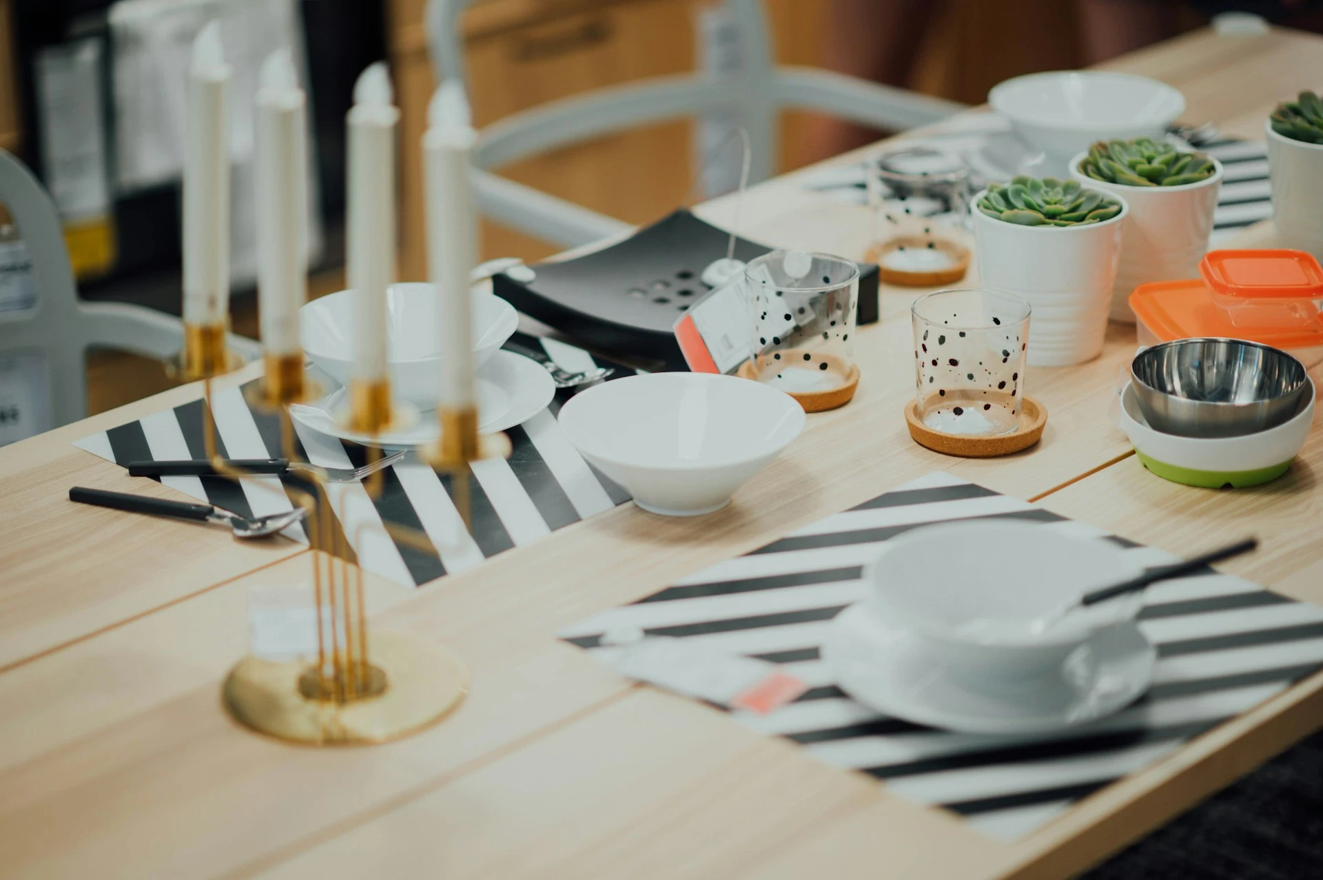 mix-fabrics-materials-dining-room-decor