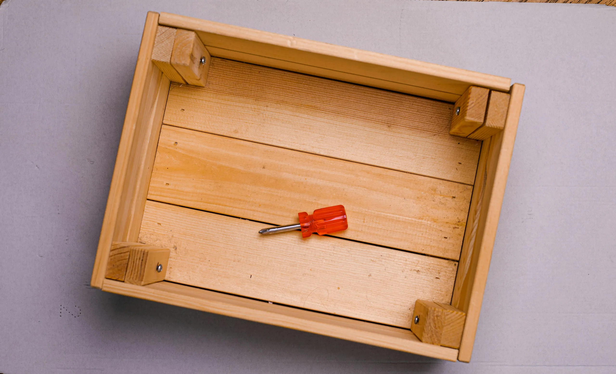DIY-building-cedar-flower-box