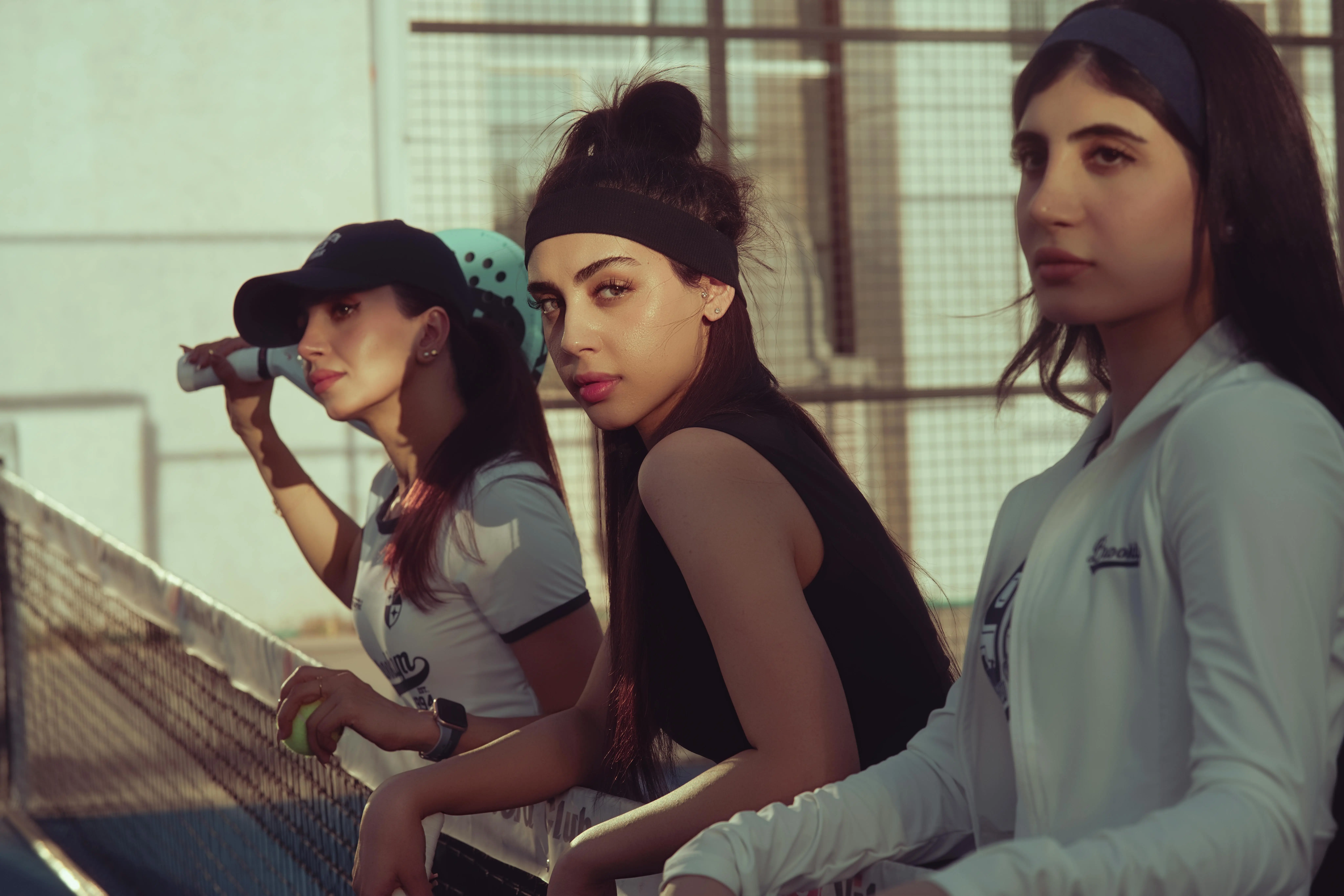 dipladenia Group of young women in activewear at an outdoor sports facility, practicing sports activities.