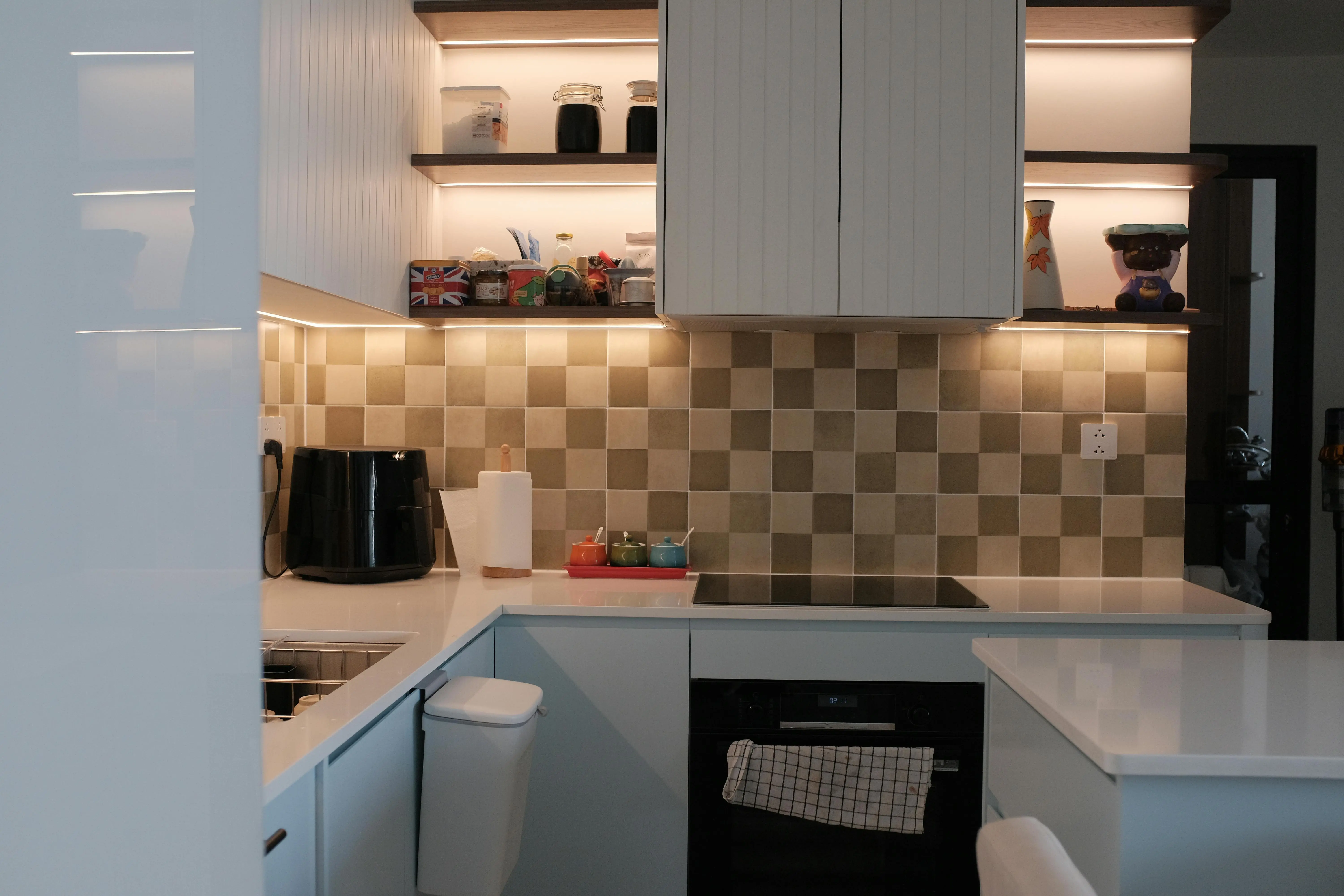 contemporary elegant tile styles Spacious modern kitchen showcasing minimalistic design and sleek appliances for contemporary living.