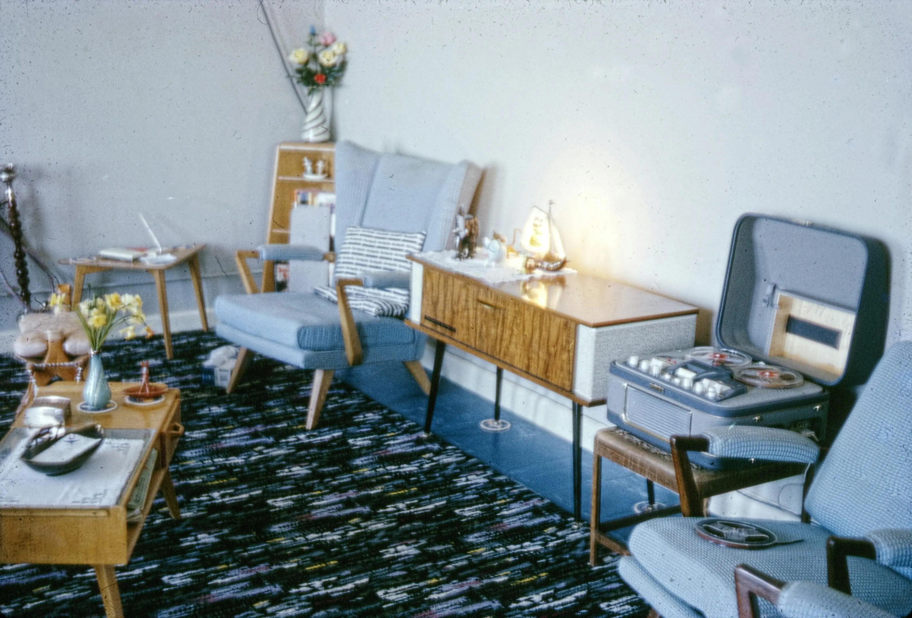 mid century modern art Cozy mid-century modern living room with vintage decor and furniture.