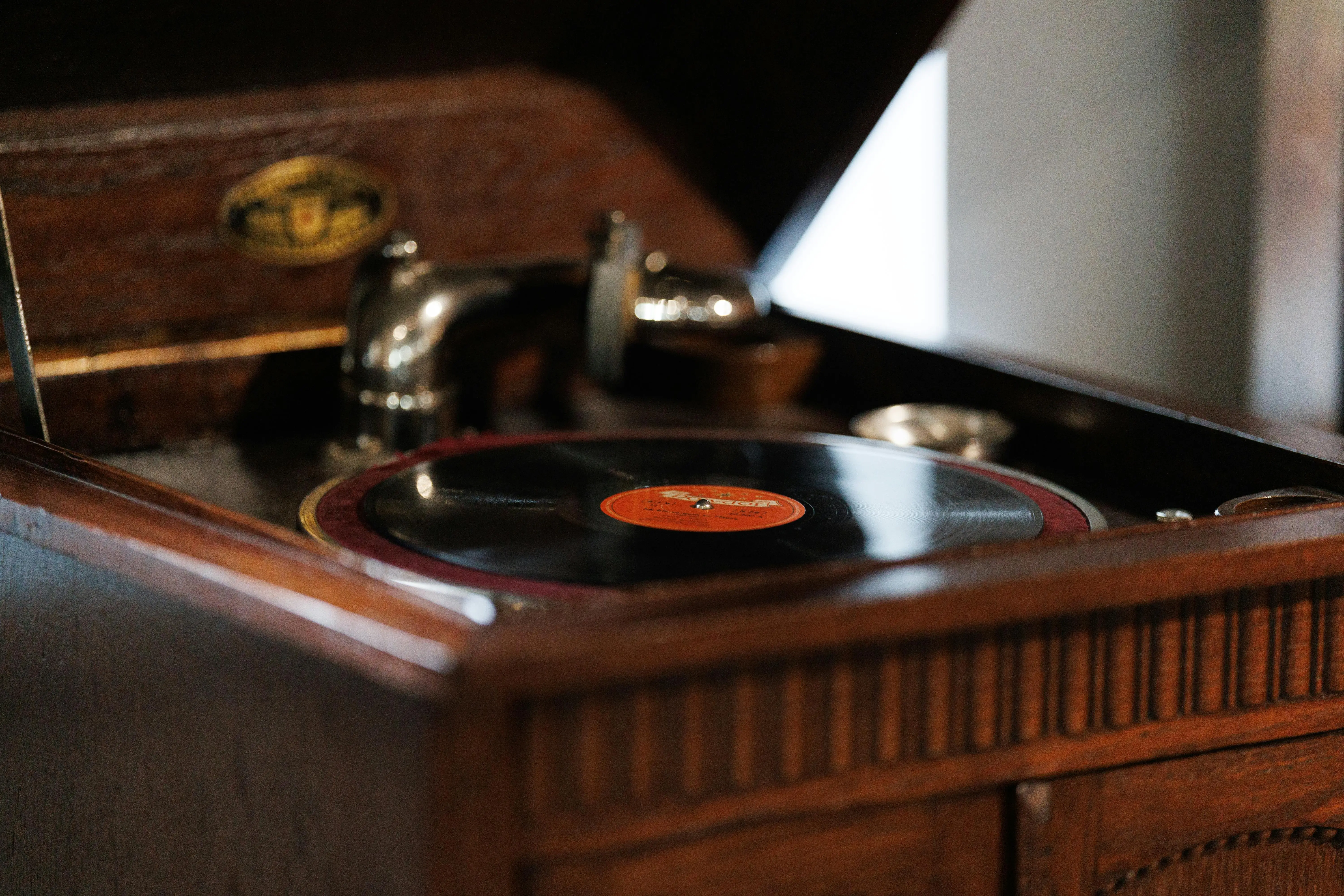 turntable and vinyl stand Close-up of a vintage wooden record player with a black vinyl record, evoking nostalgia.