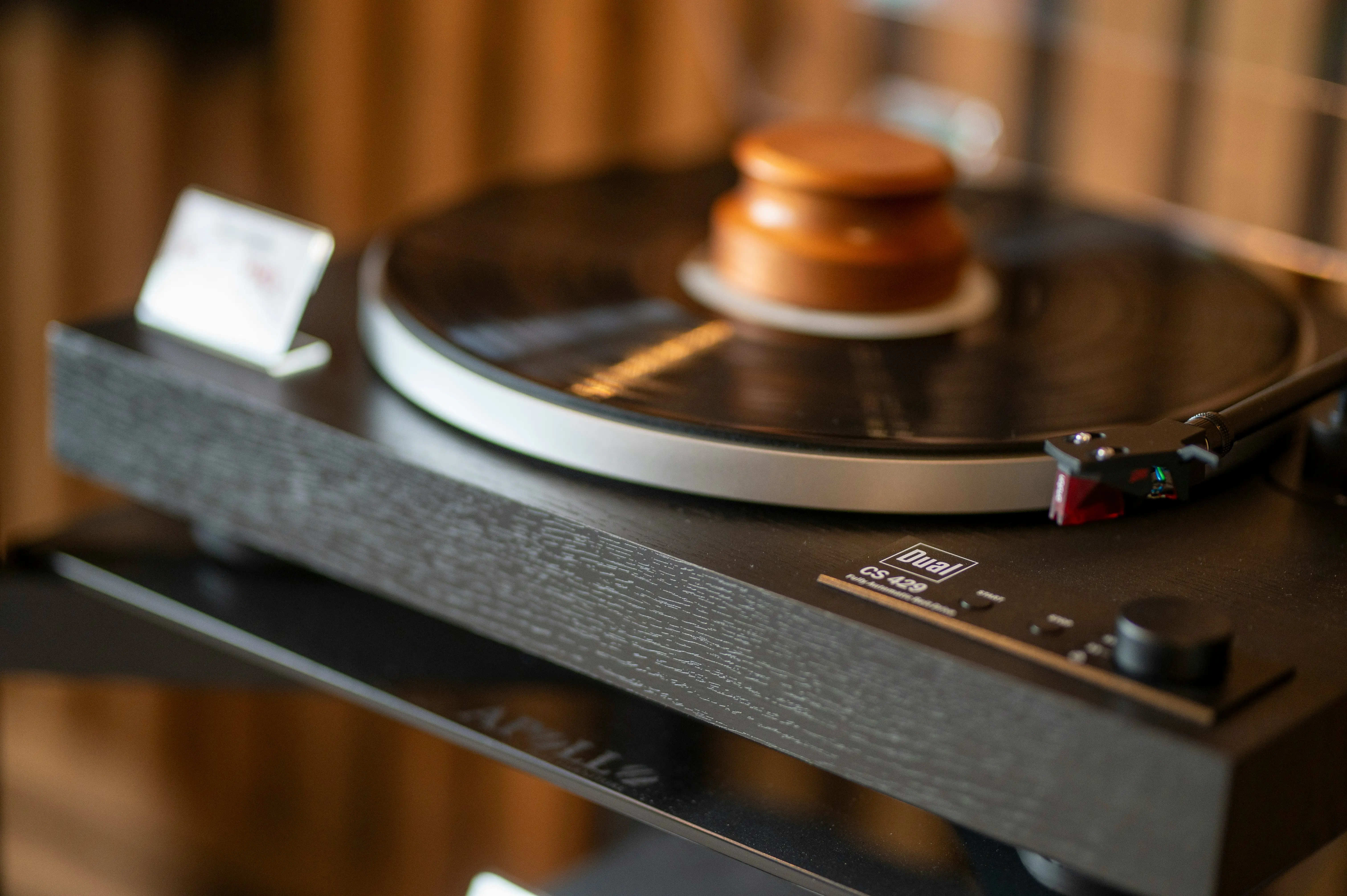 Turntable and Vinyl Stand : 7 Must-Have Styles !