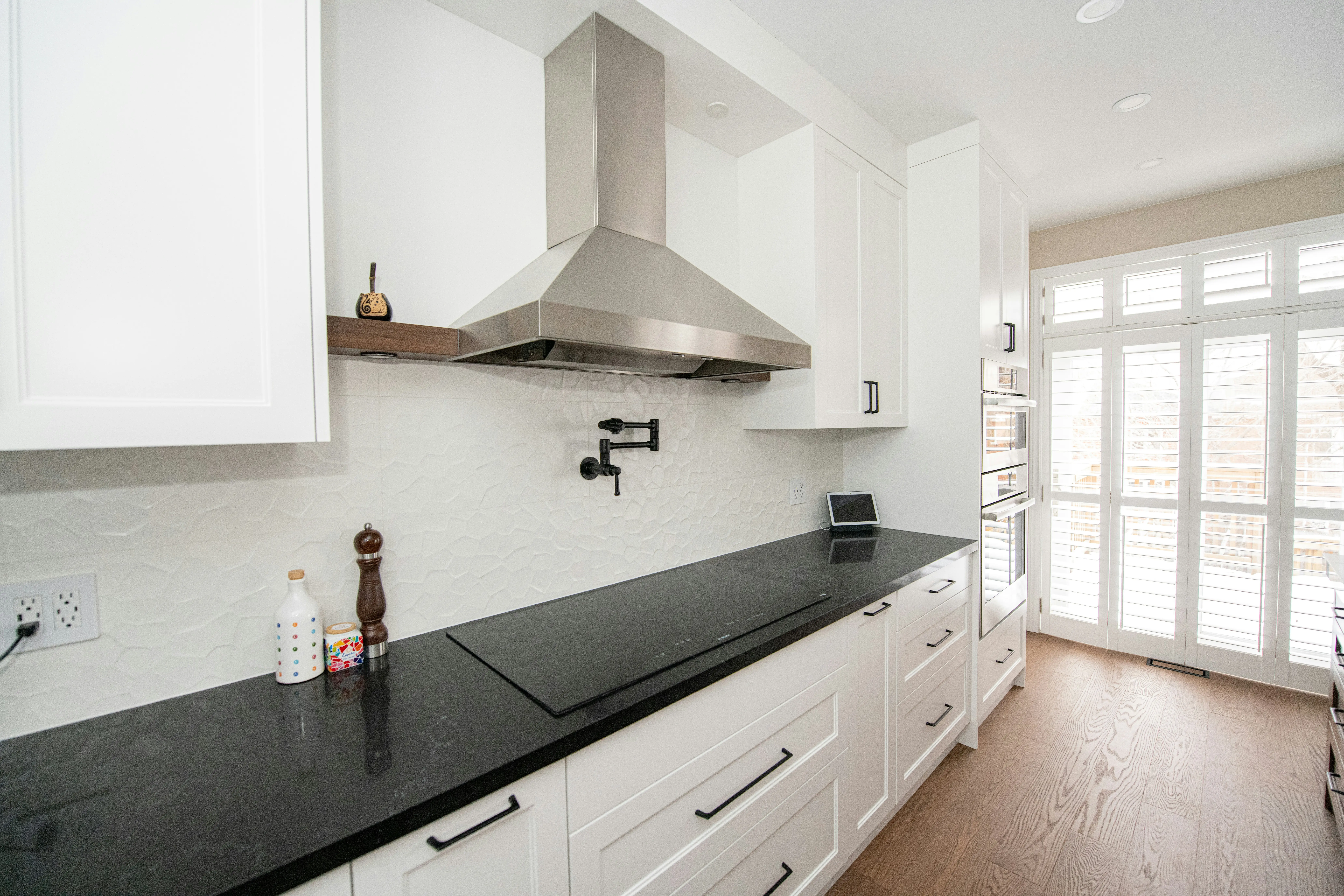Black Backsplash : 7 Bold Ideas for a Stunning Kitchen