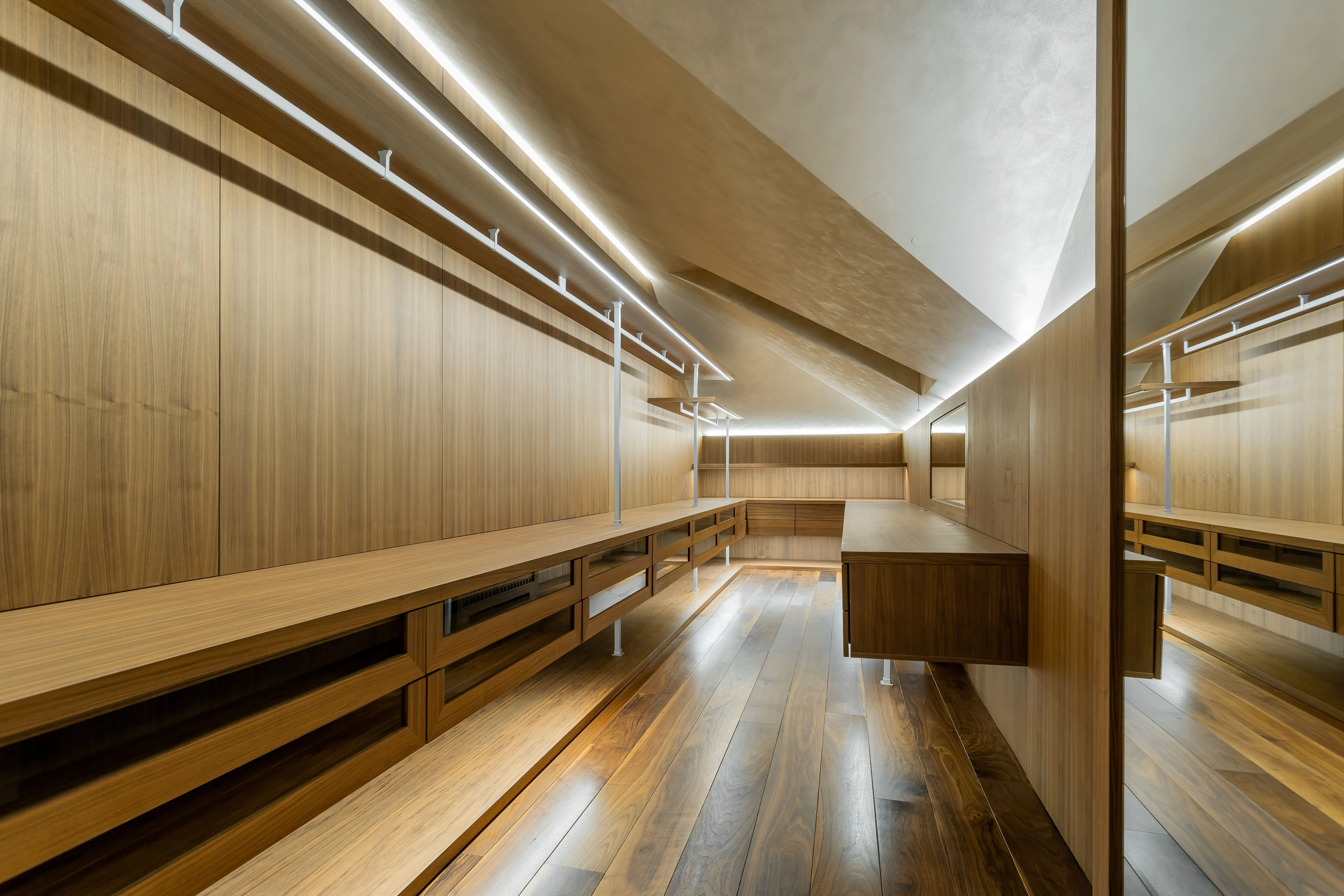 wardrobe closet with drawers Spacious walk-in closet with contemporary design and wooden elements. Ideal for modern interiors.