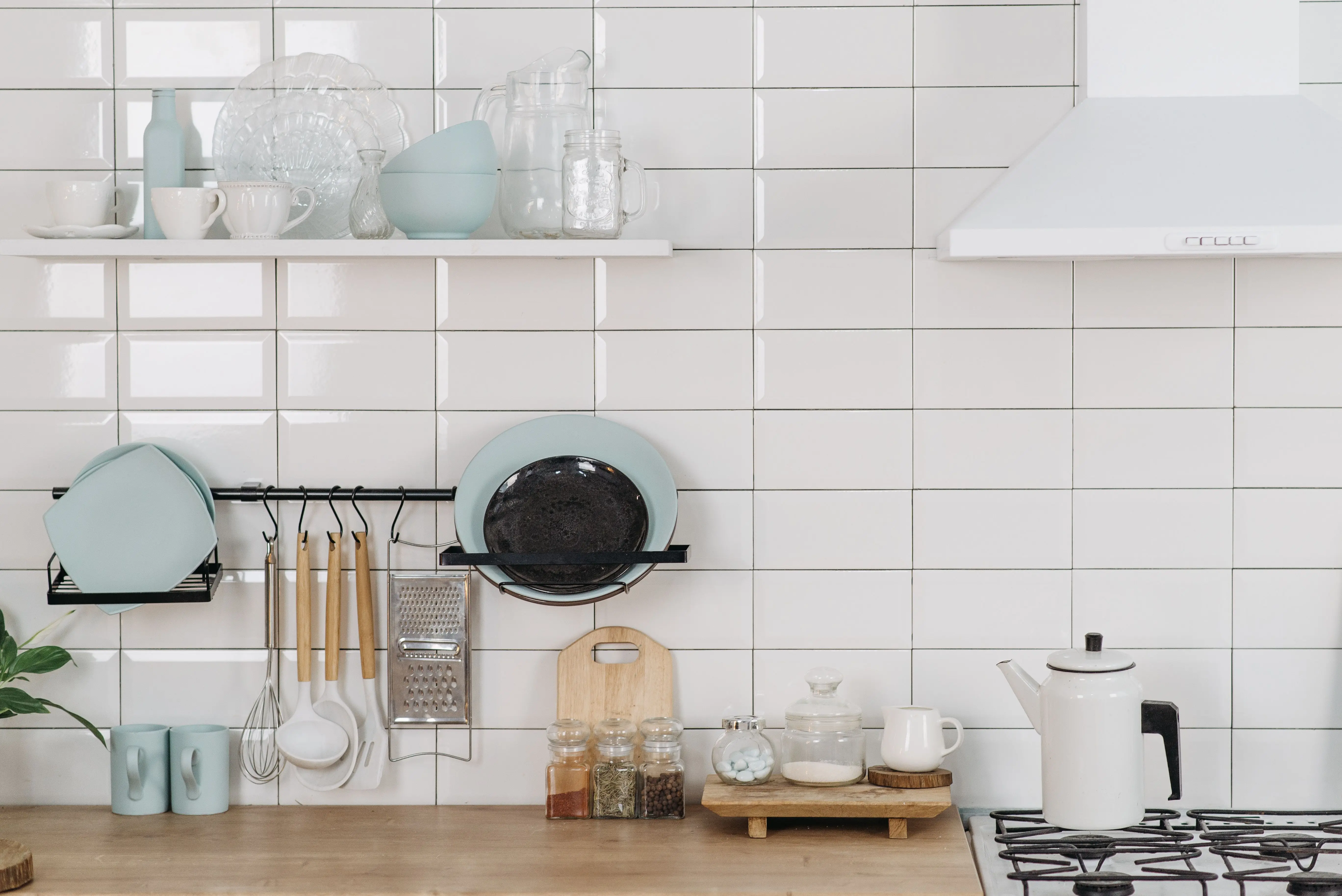 plate racks A minimalist kitchen with stylish dishware and a clean aesthetic, ideal for modern homes.