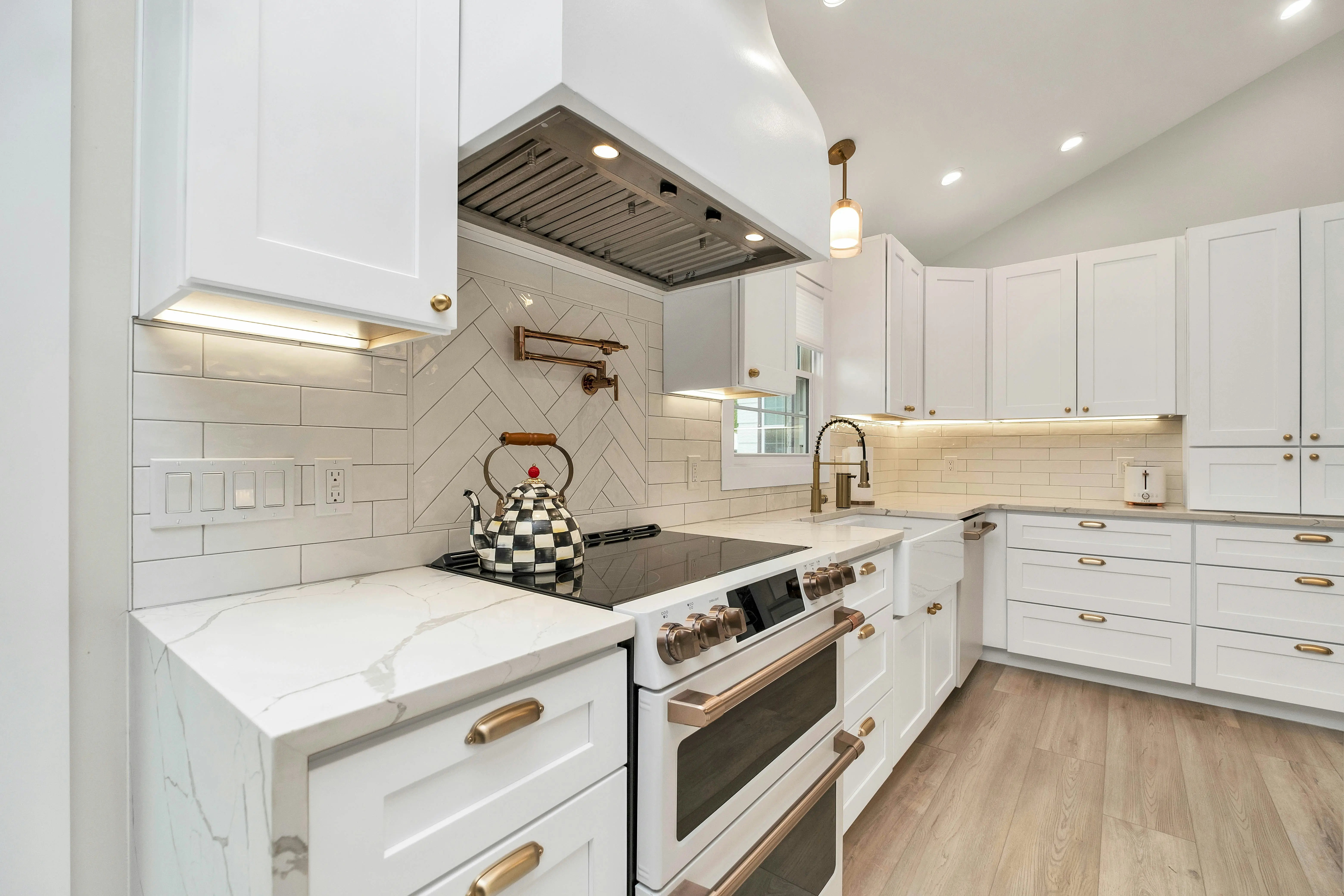 Modern Kitchen Backsplash : 7 Amazing Designs !