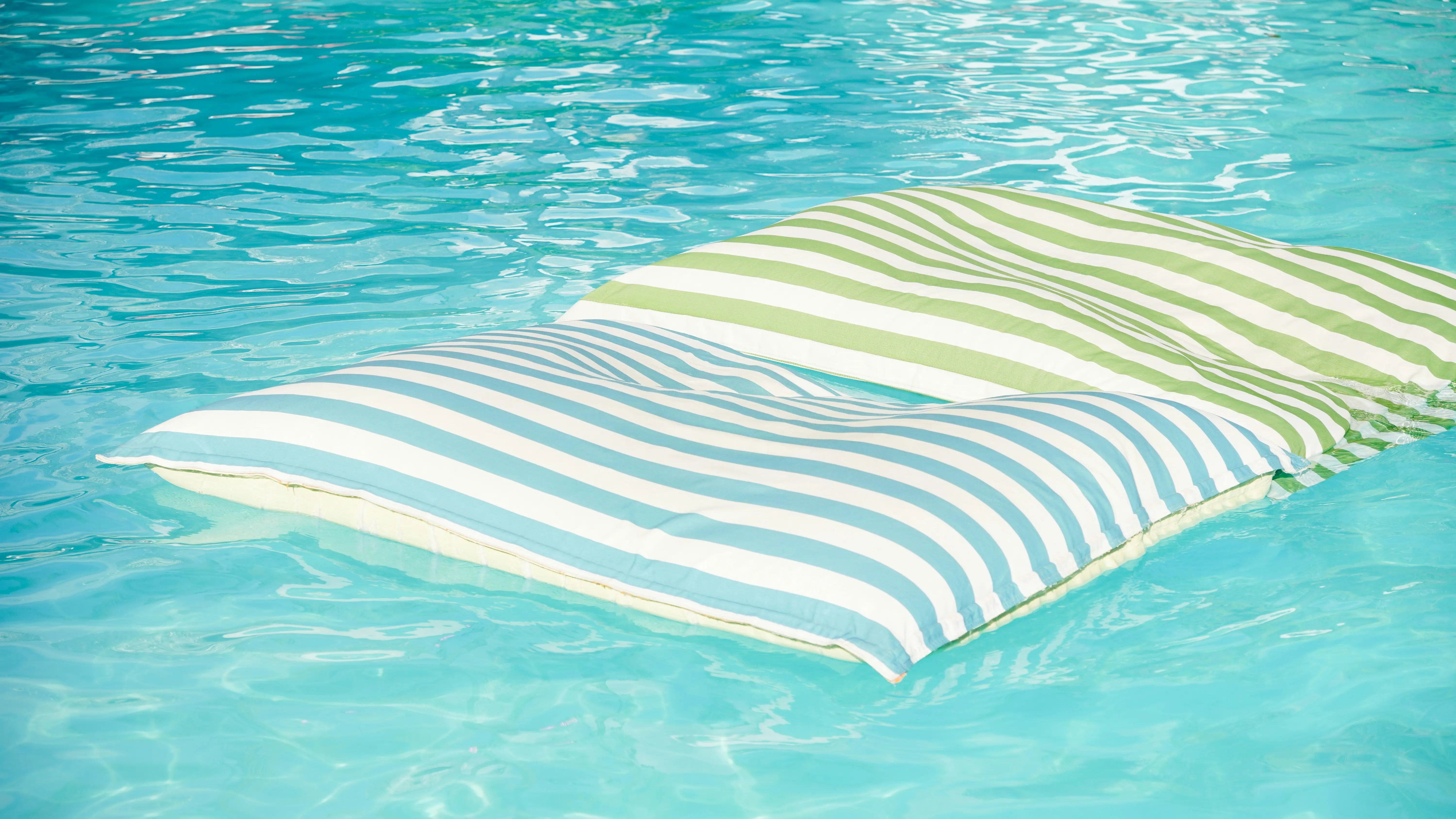 Blue Throw Pillow : 5 Amazing Styles for Your Home !